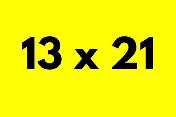 Des nombres à deux chiffres qui font une multiplication sur un fond jaune