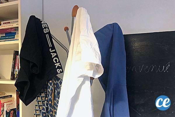 Des vêtements qui sont étendues sur un porte-manteau 