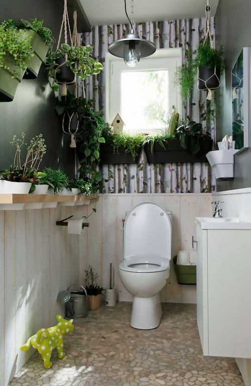 Une ambiance jungle dans des toilettes