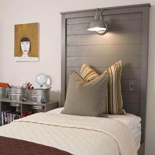 Un lit une place avec une porte réutilisée en tête de lit