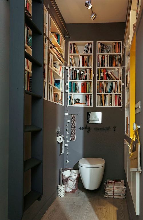 Une bibliothèque intégrée dans des toilettes
