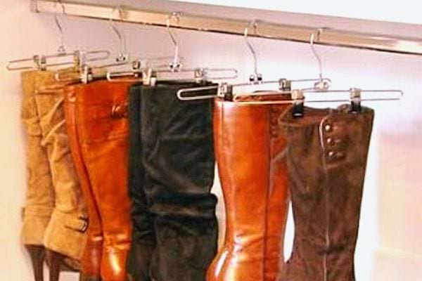 Plusieurs paires de bottes suspendues à des cintres 