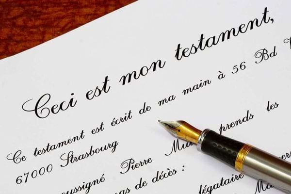 Une feuille comprenant un testament avec un stylo plume par dessus