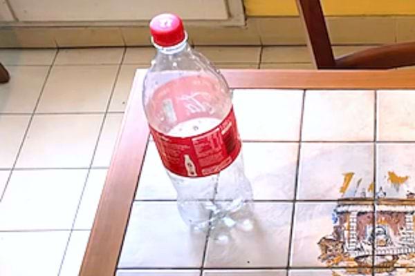 Une bouteille de coca vide