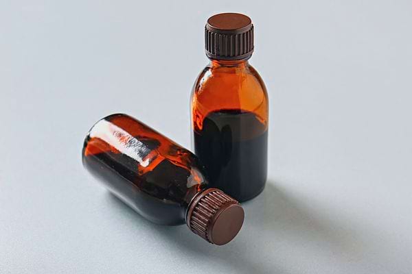Deux petites bouteilles d'huiles iode