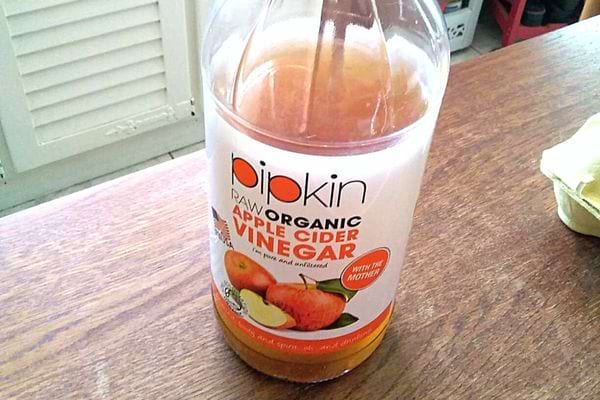 Une bouteille de vinaigre de cidre