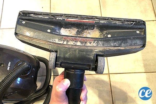 La brosse d'un aspirateur noir sale 