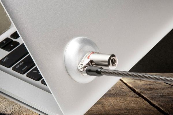 Un câble qui est accroché sur la coque d'un ordinateur portable gris