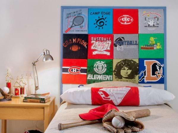 Une chambre décorée avec des tableaux et des éléments de baseball