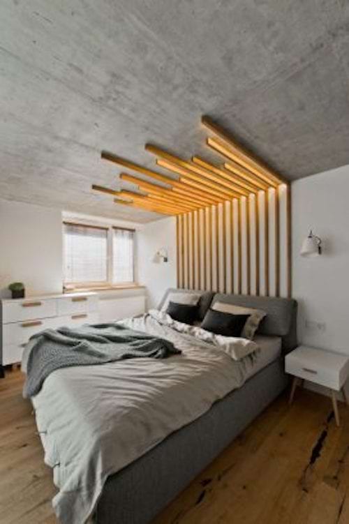 Une tête de lit en bois qui a été coupée et façonnée pour s'adapter au dessus d'un lit