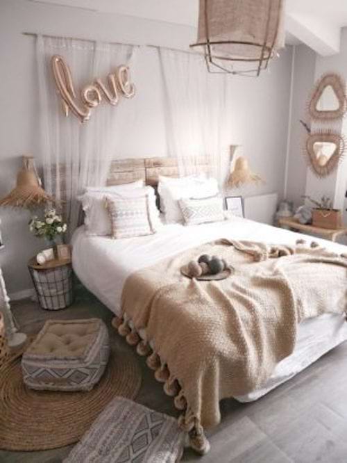 Un voilage transparent fixé à une barre de tringle à rideaux avec un mur blanc et un plancher en bois