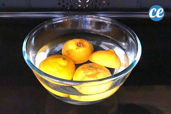 Quatre parties de citron dans un bol rempli d'eau dans un four