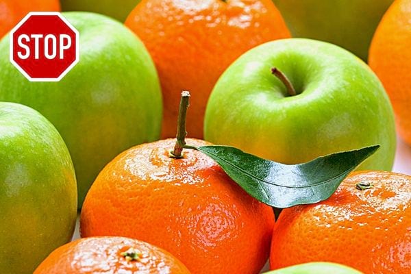 Plusieurs cl&eacute;mentines avec des pommes 