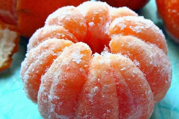 Une cl&eacute;mentine qui est congel&eacute;e 