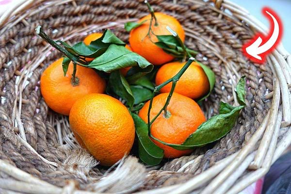 Plusieurs cl&eacute;mentines dans un panier &agrave; fruits