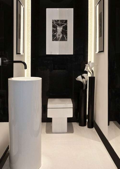 Des toilettes décorées essentiellement en noir et blanc