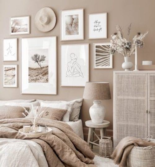 Une chambre avec une déco beige et plusieurs cadres au murs qui sont disposés uniformément