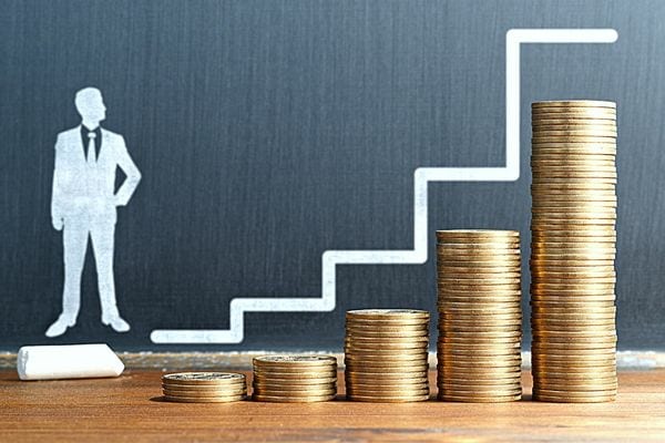 Un dessin qui montre un homme en costard avec une croissance financière 