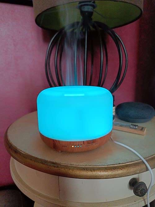 Diffuseur d'huile essentielle bleu posé sur une table de chevet