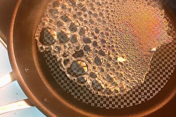 De l'eau à ébullition dans une poêle