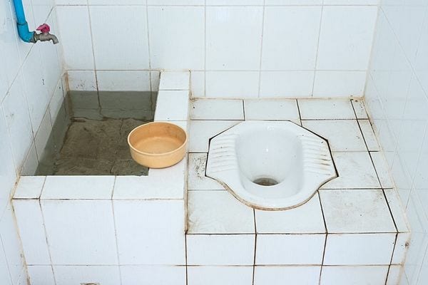 Un coin d'eau dans des anciennes toilettes