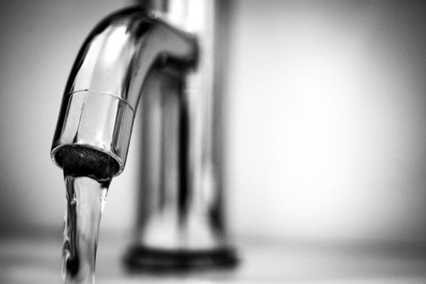 Wasser fließt aus einem Wasserhahn