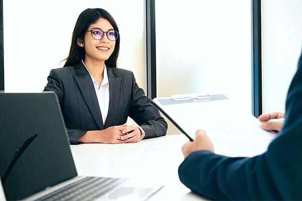 Une femme asiatique qui sourit en entretien d'embauche 
