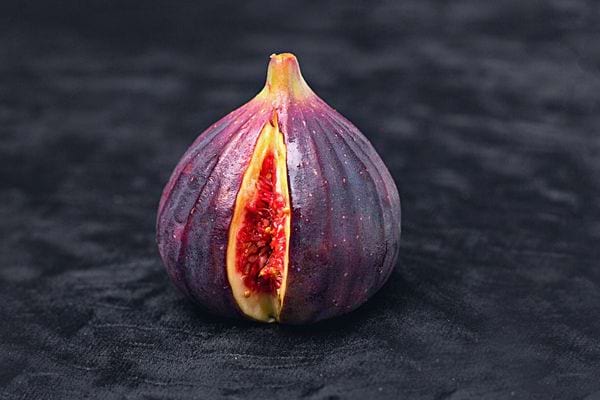 De la figue avec une petite partie découpée 