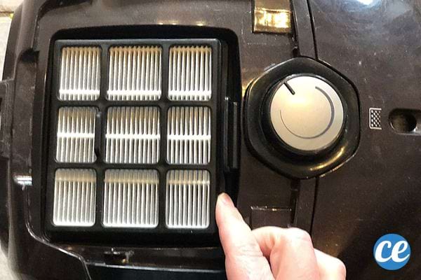 Le filtre propre d'un aspirateur noir