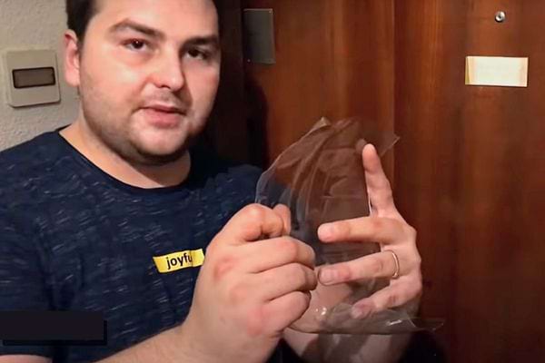 Un homme ayant du plastique entre les mains