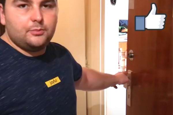 Un homme ouvrant une porte