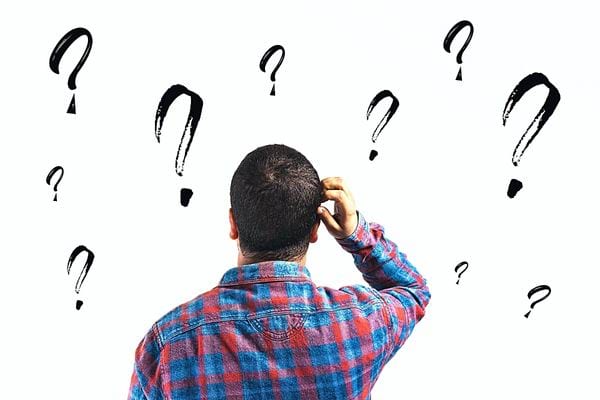 Un homme avec une chemise à carreaux qui se pose des questions 