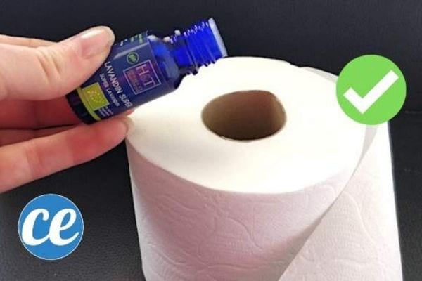 Une personne versant de l'huile essentielle sur du papier toilette 