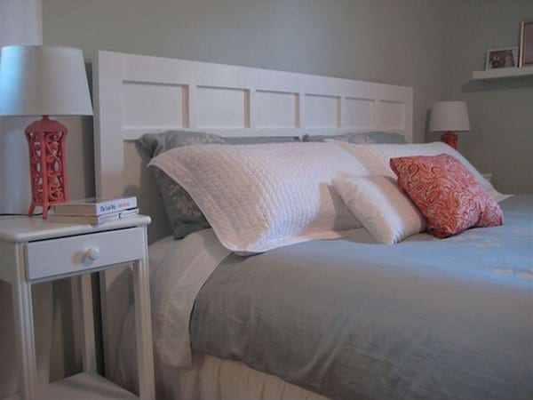 Un lit avec une décoration simple