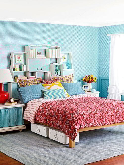 Un lit avec une décoration faite de couleurs rouge avec la couette blanche et bleu sur les murs