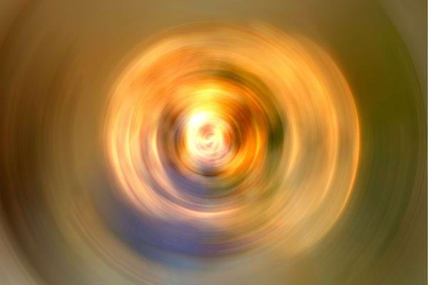 Une machine à laver qui tourne vite