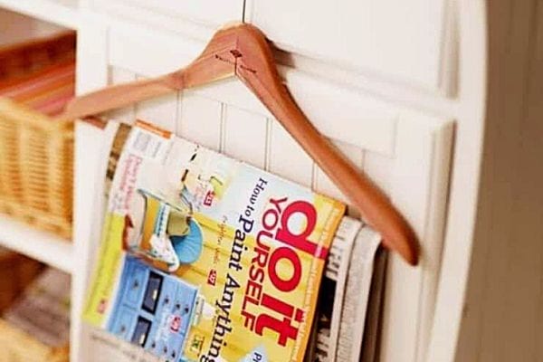 Un magazine suspendu à un cintre 