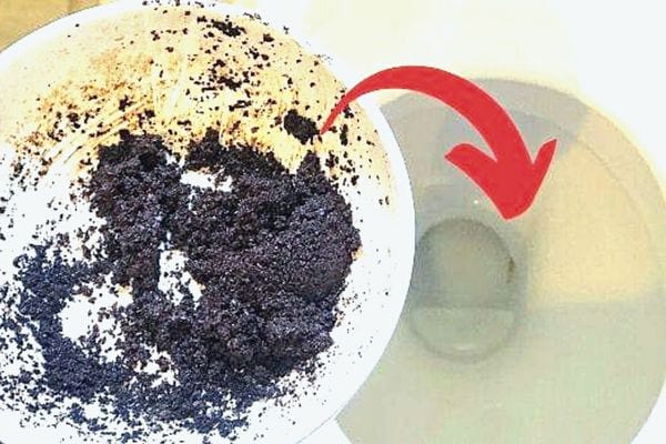 Un bol avec du marc café à l'intérieur au dessus des WC
