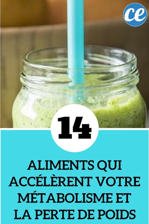 un smoothie vert avec une paille bleue