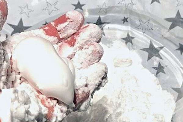 Une personne faisant de la neige artificielle avec de la mousse à raser 