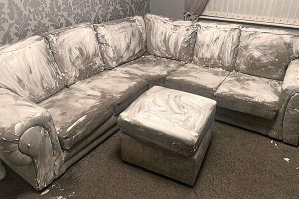 Un canapé gris recouvert de mousse à raser 