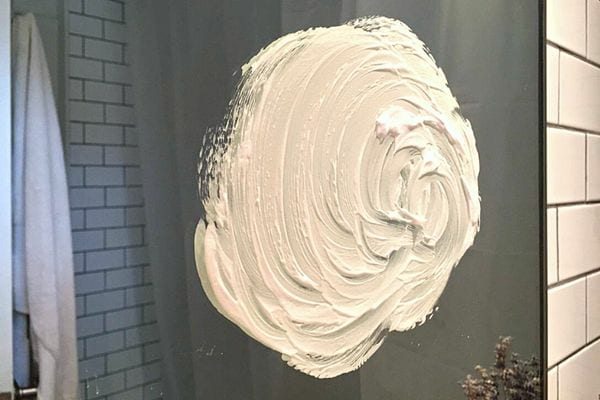 Un miroir recouvert d'une partie de mousse à raser 