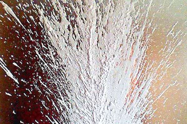 De la mousse à raser étalée sur une paroi de douche 