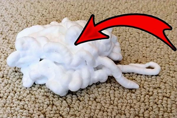 Un petit nuage de mousse à raser sur un tapis 