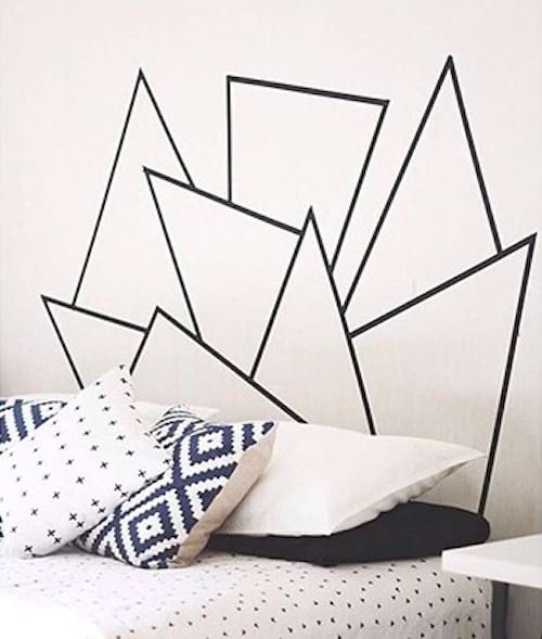 Une tête de lit avec un design géométrique qui a une série de rectangles selon un motif horizontal