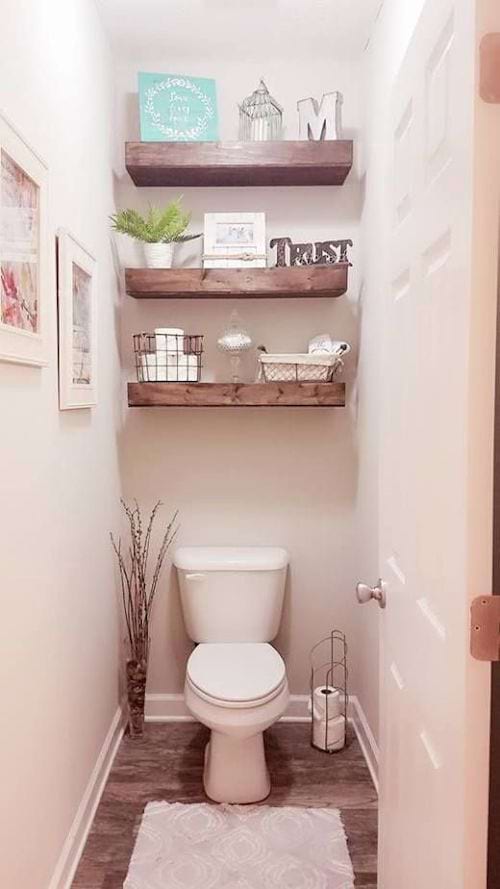 Des toilettes avec des murs entièrement rose pastel