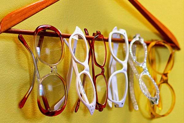 Plusieurs paires de lunettes accrochées à un cintre 