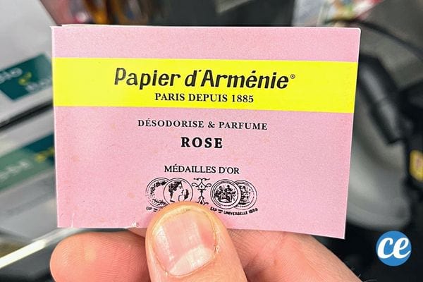 Une personne tenant un petit papier d'Arménie rose 