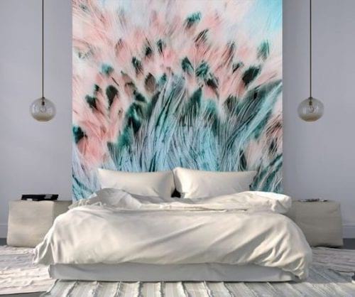 Un lit avec du papier peint coloré et à motifs en style de peinture en tête de lit