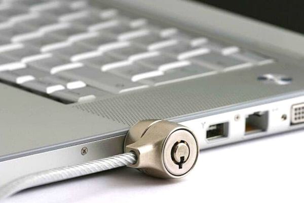 Un câble branché sur le côté d'un ordinateur portable 